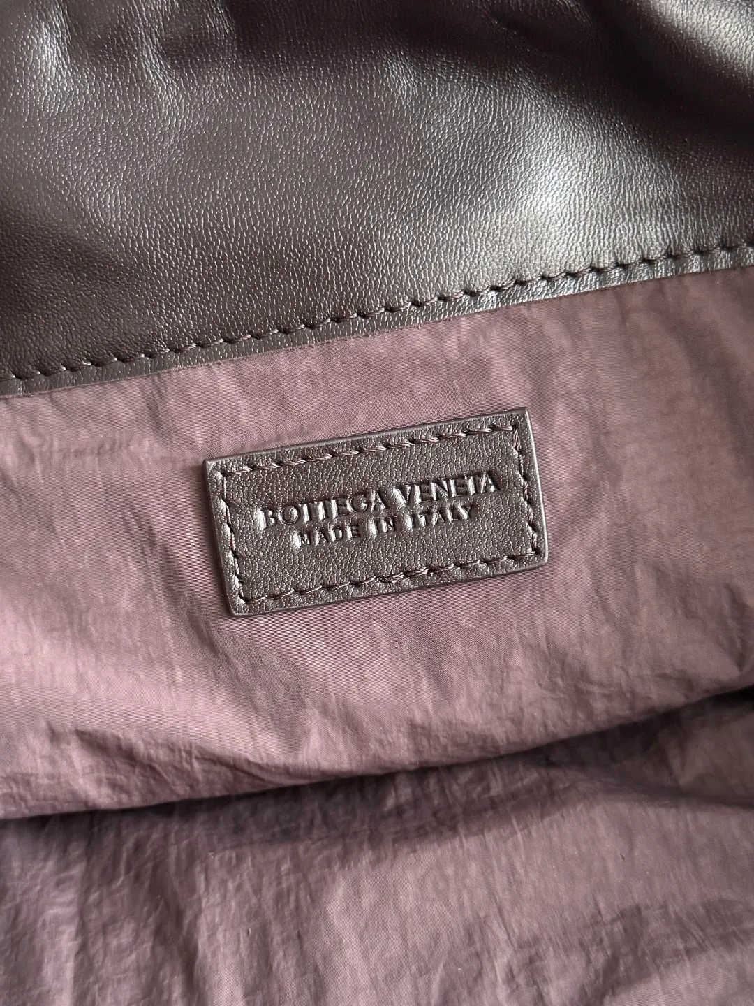 Batch 1680 BOTTEGA VENETA 2025 new women's Dustbag Notte clutch. Dustbag, which has been very popular since its launch, has a chain clause! ! The hand-carrying method is reminiscent of the classic bag type Pouch , light and elegant, the reserved drawstring design allows the bag to be used as an armpit bag, and the chain is longer, which is very suitable for sisters who like to free their hands and carry cross-body backpacks. No matter which way you carry it, you can change the back according to the occasion and your mood that day. It can make the overall outfit more fashionable🪄🪄The body of the bag has also been widened. It is the rainy season and the weather is hot. The bag can easily accommodate a small umbrella and water bottle. The lining is made of nylon, which is light and comfortable to carry, and is very suitable for summer use. Style number: 839394 Size: 33*19*8cm